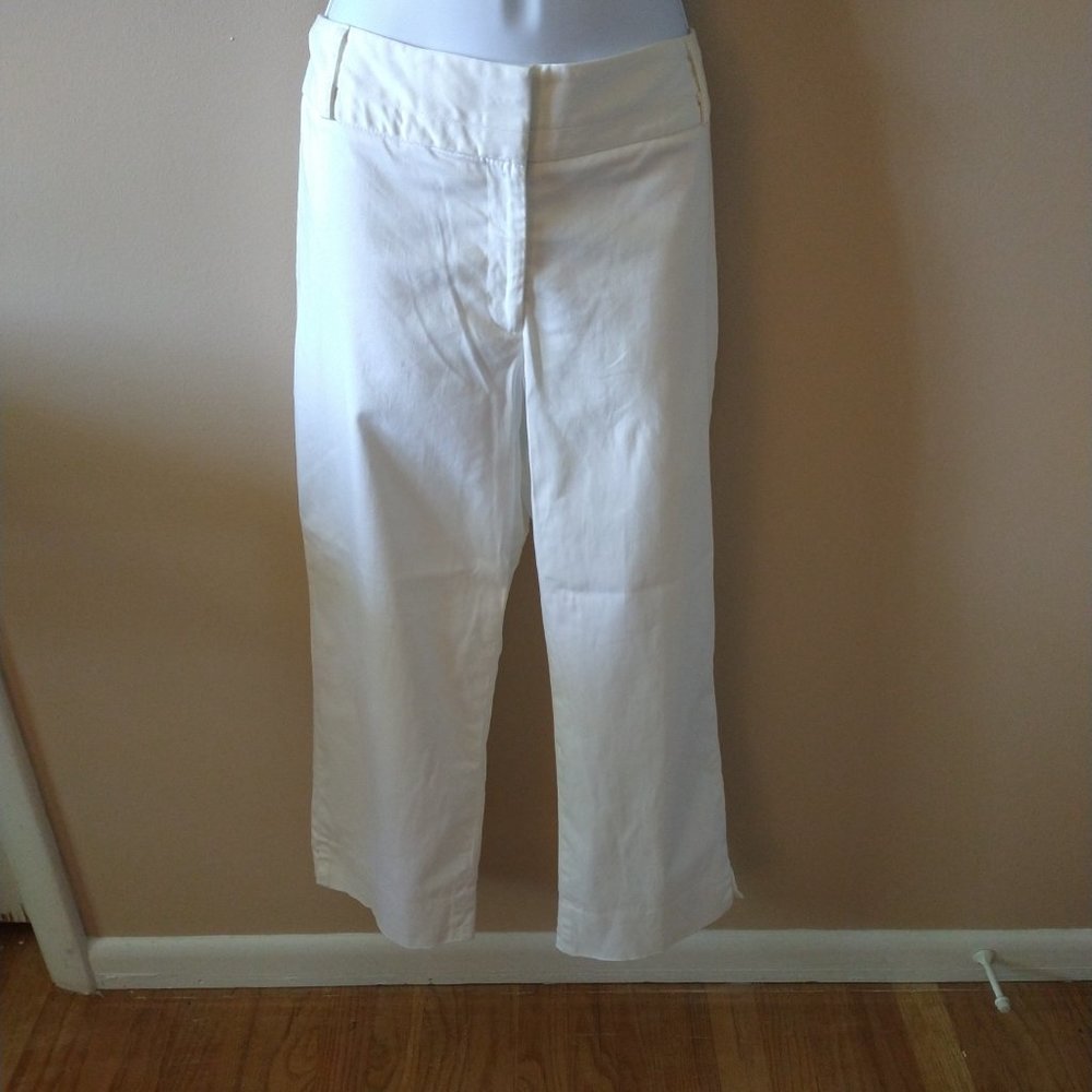 White house Black market Women's white capri  pants size 8 excellent condition